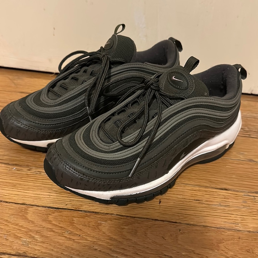 Nike Air Max SZ 7.5 Olive Green W/Reflective Stripes. Pretty much new